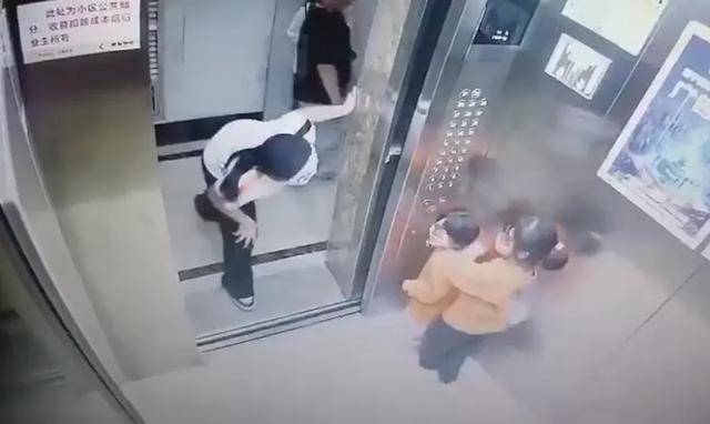 介绍个信用网网址_两幼童电梯里遭面具人吓哭介绍个信用网网址，对方多次阻止电梯门关闭！家长已带孩子看心理医生