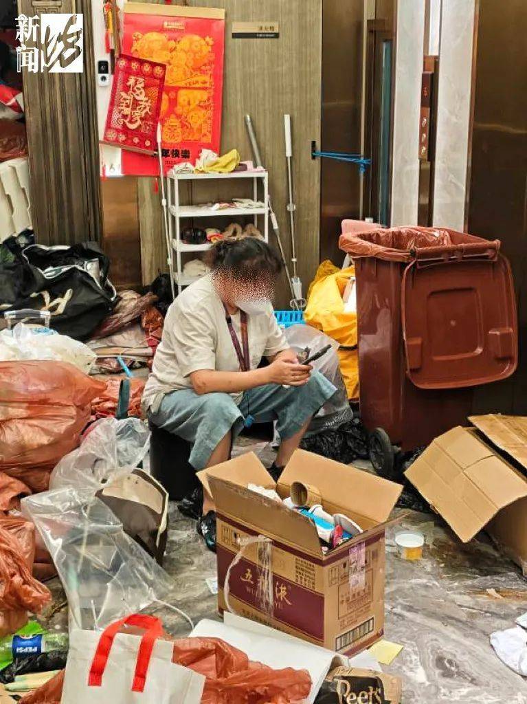 皇冠体育App下载_垃圾堆满皇冠体育App下载，臭到离谱！上海顶流豪宅业主也拾荒？邻居直呼倒大霉，不能忍！