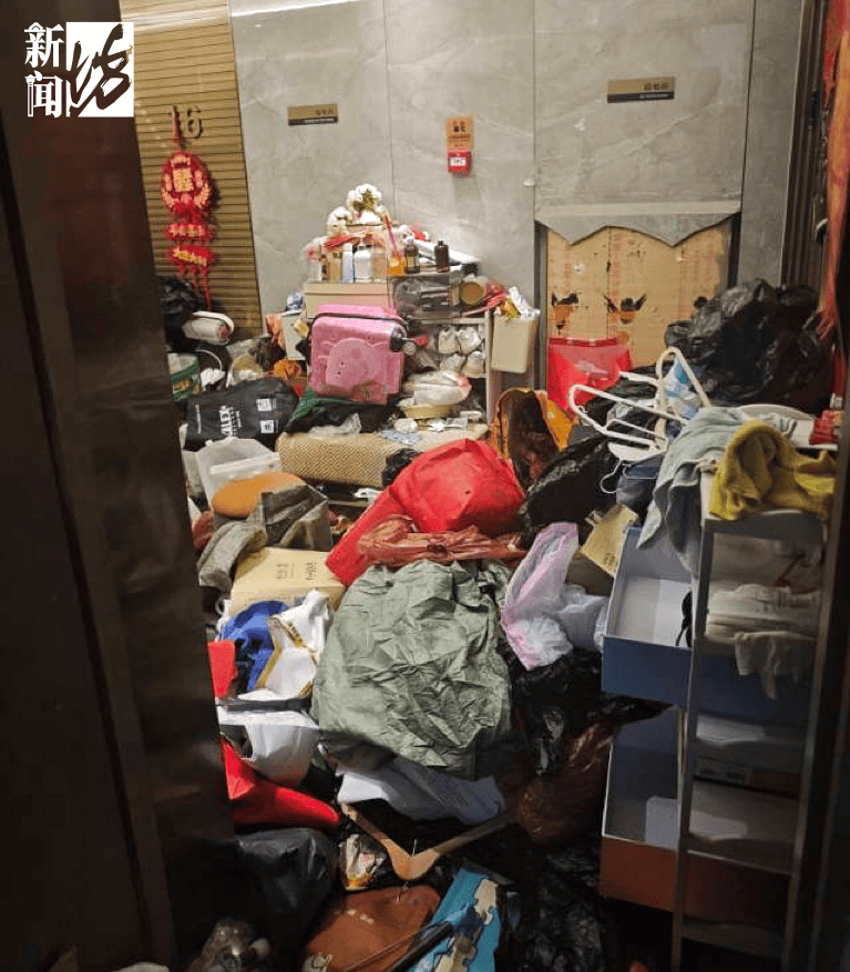 皇冠体育App下载_垃圾堆满皇冠体育App下载，臭到离谱！上海顶流豪宅业主也拾荒？邻居直呼倒大霉，不能忍！