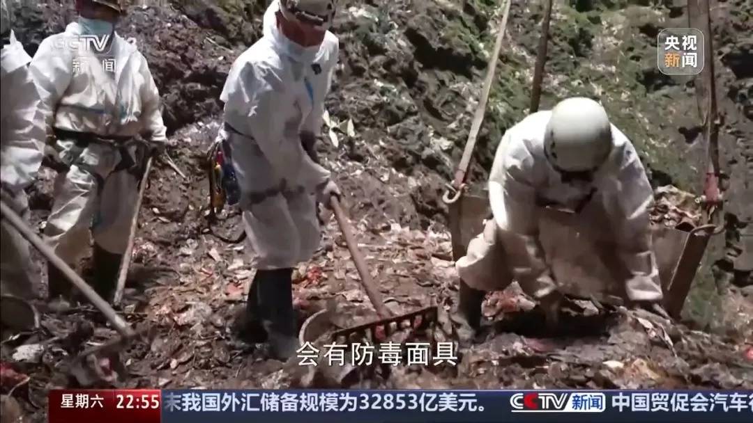 皇冠信用网如何申请_张家界一天然溶洞垃圾堆积皇冠信用网如何申请，当地一村支书威胁谁来天坑拍照就打，官方通报：已停职检查