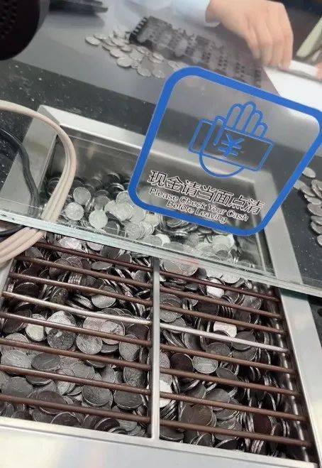 如何代理皇冠信用_男子扛着140斤硬币存银行遭拒收如何代理皇冠信用！这些硬币竟来自垃圾焚烧厂