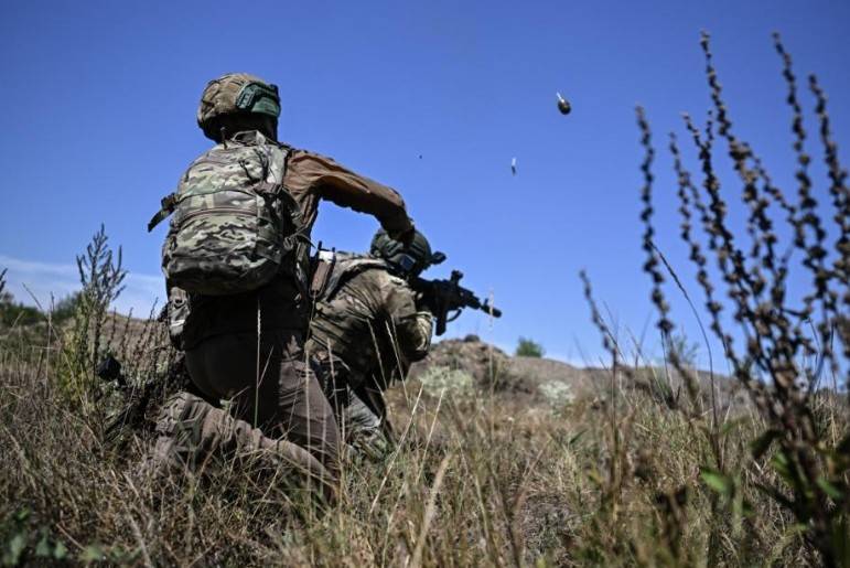 皇冠信用盘正网_泽连斯基承认防线崩盘皇冠信用盘正网，俄军狂飙突进18公里，直插乌军后勤枢纽