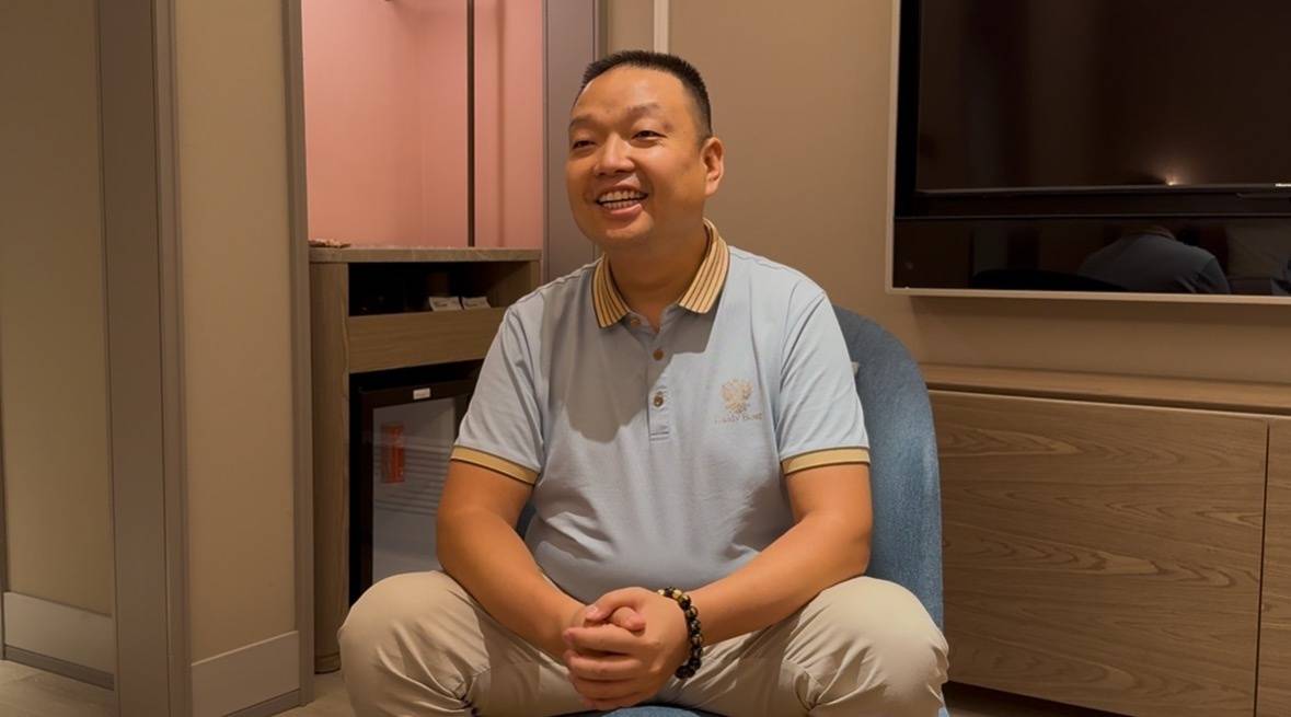 皇冠信用网在线注册_千万富翁与母亲相认团圆：曾被指是野孩子皇冠信用网在线注册，现在要将妈妈带在身边