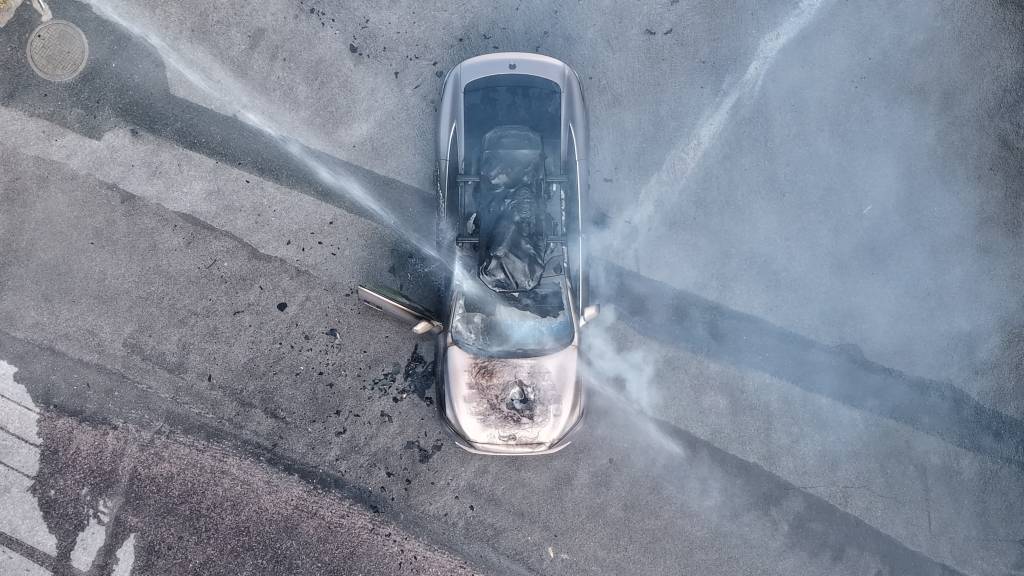 皇冠会员如何申请_一辆蔚来牌轿车在大理一景区外起火皇冠会员如何申请，一家四口撤离及时无伤亡