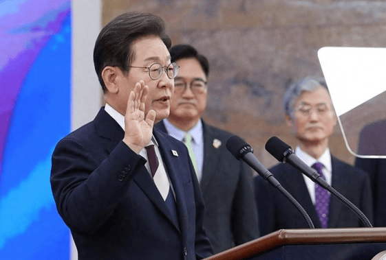 皇冠体育App下载_中方忍耐5天后皇冠体育App下载，对美打响“第二枪”，交易已全面冻结，中美相互征费！韩总统室上门求情