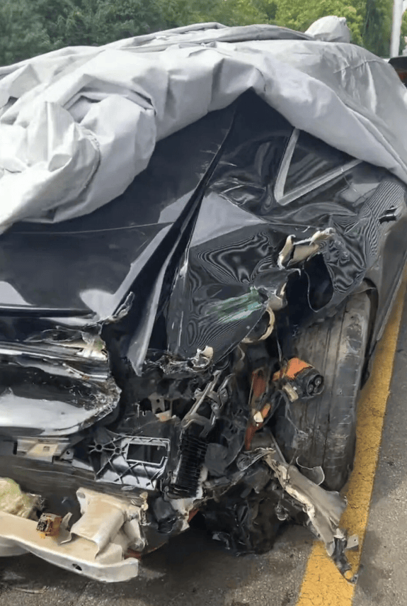 皇冠信用網会员开户_女高管花67万买的奔驰今年投保52万皇冠信用網会员开户，被严重追尾后几乎报废，对方全责其保司却只赔24万：按二手车市场价评估