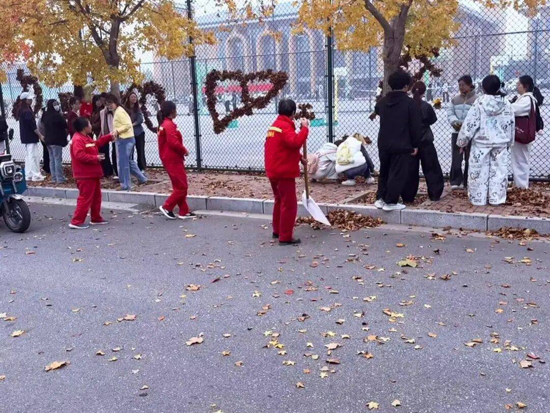 买球的正规网站_河南一医学院学生用落叶在篮球场铁网上插出心肝肺胃、注射器等图案买球的正规网站，学校：秋日限定浪漫