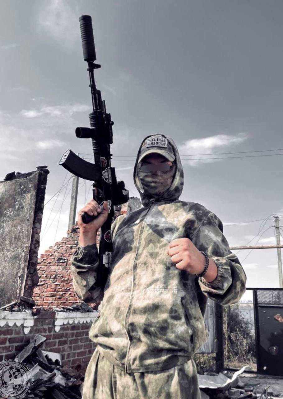 皇冠信用网代理平台_俄军敢死队向红军城突击皇冠信用网代理平台，乌军32旅谎报军情，温压弹收割平原溃兵