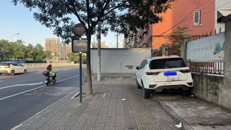 皇冠登录网址_走着走着就撞墙了！北京一公交站附近人行便道缺失皇冠登录网址，如何解？