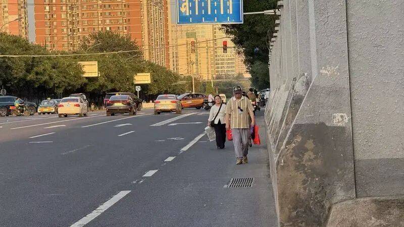 皇冠登录网址_走着走着就撞墙了！北京一公交站附近人行便道缺失皇冠登录网址，如何解？