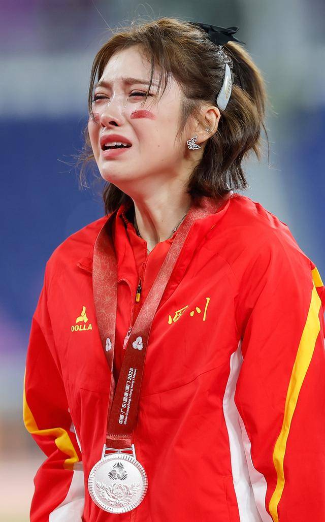 皇冠信用网如何申请_吴艳妮还是哭了：当她不再是100米栏赛道上唯一的“答案”皇冠信用网如何申请！