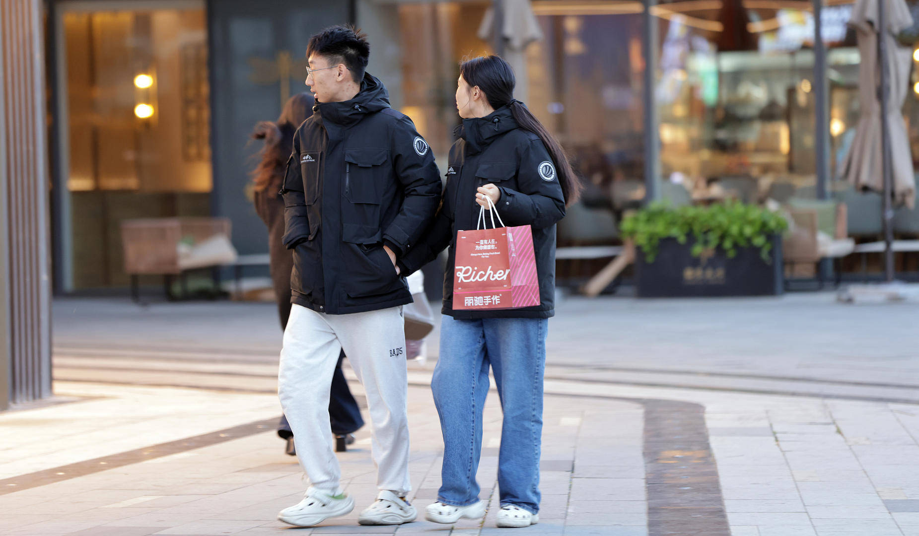 皇冠代理登录地址_羽绒服涨价与猪肉降价有关？经济学家：有一定合理性皇冠代理登录地址！行业协会：“白鸭绒一吨17万元涨到58万元”或引起误读