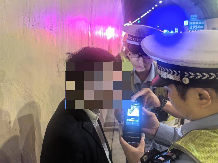 皇冠信用網代理登3_连续两晚皇冠信用網代理登3，重庆同一隧道！这两人的“神操作”看呆交警