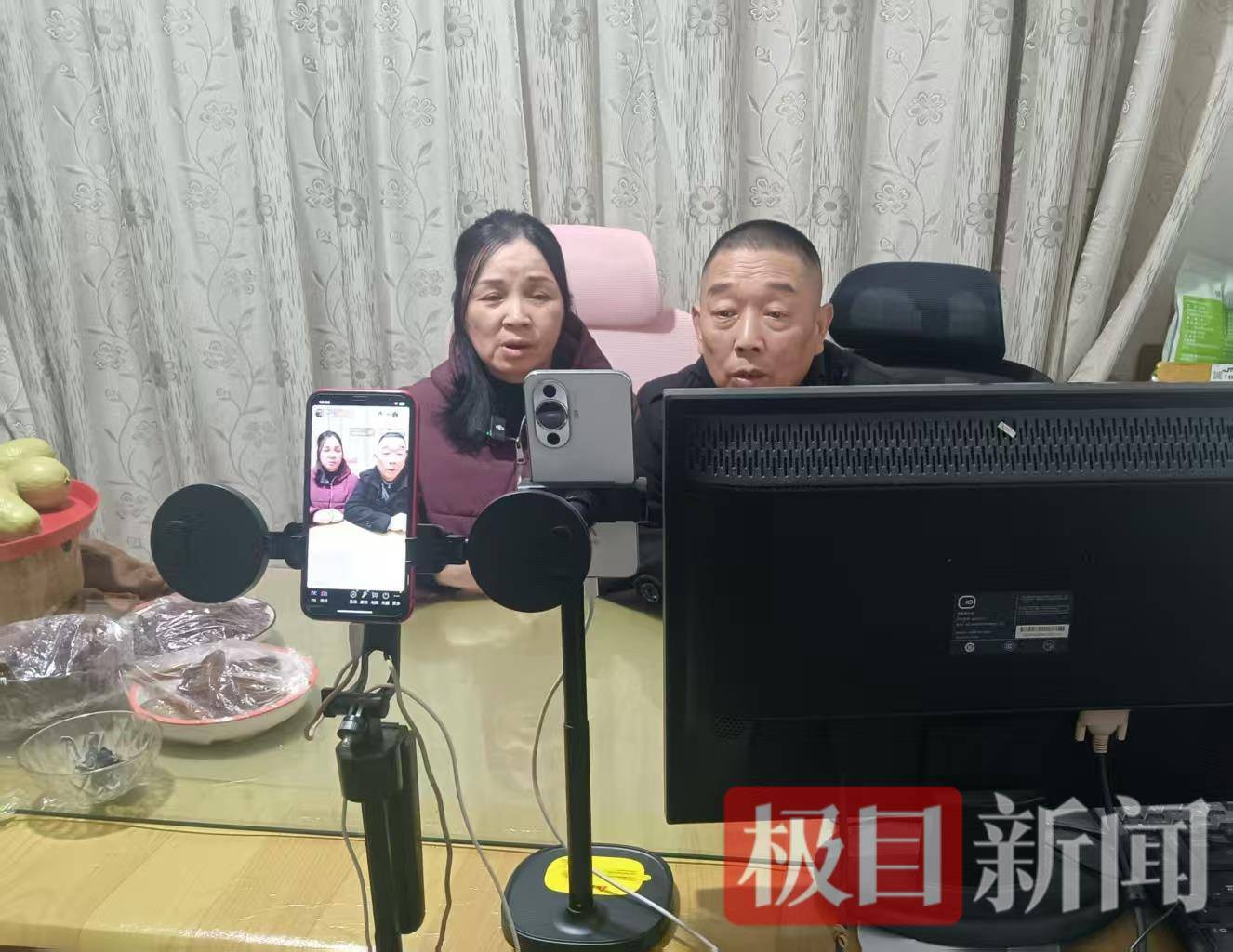 皇冠信用网出租_章莹颖父母失去女儿也无收入来源皇冠信用网出租，带货勉强能糊口，直播间“黑粉”被网友骂走