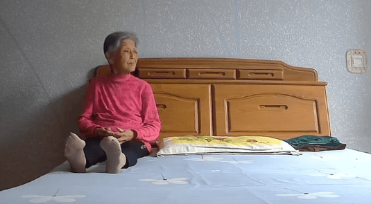 2026世界杯分组结果揭晓_女子晒照对比奶奶自爷爷去世9个月后变化：再也不是时髦的老太太了2026世界杯分组结果揭晓，评论区泪目