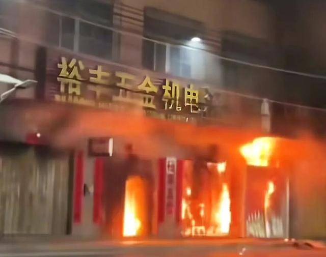 皇冠足球平台代理_一家四代12人皇冠足球平台代理，火灾中丧生背后