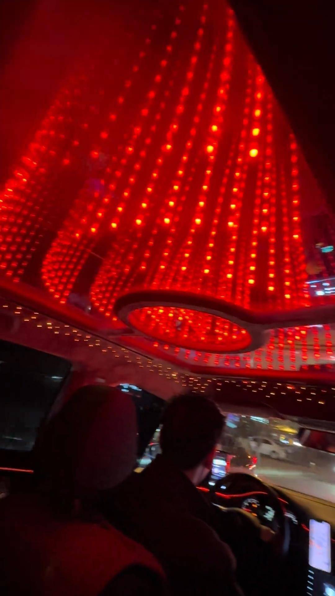 世界杯皇冠代理平台_长春一女子打车遇“最炫出租车”世界杯皇冠代理平台，车顶被改装为绚丽星空顶，网友：打车竟然打到了移动KTV