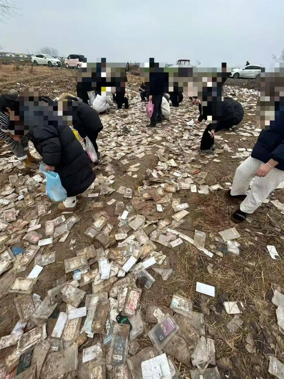 皇冠信用最新地址_商丘一空地现成堆被丢弃的全新手机壳皇冠信用最新地址，多人驱车前往“捡漏”，有人一次捡了50个