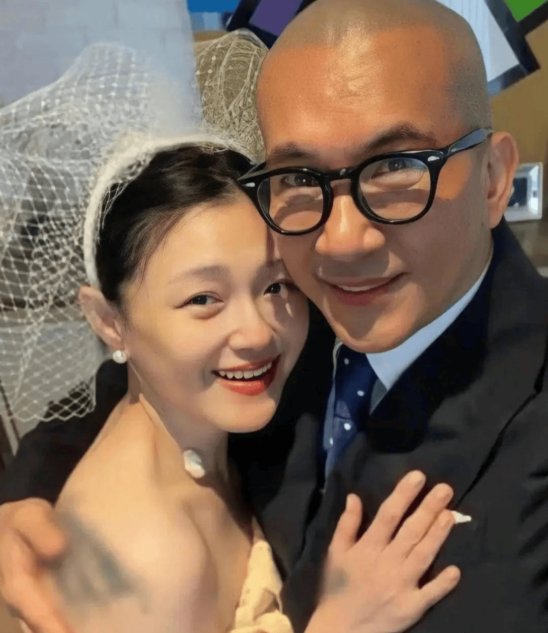 皇冠信用网代理申请_网友墓园偶遇具俊晔皇冠信用网代理申请，为已故妻子大S擦拭墓碑