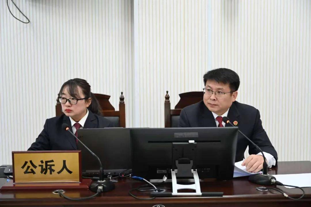 皇冠体育App下载_“这辆车不对劲皇冠体育App下载，车厢里咋飘出一股怪味！”｜今晚九点半