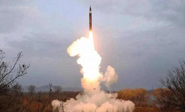 皇冠信用网代理_朝鲜发射两枚导弹皇冠信用网代理，金正恩决不重蹈马杜罗覆辙，日本开始悄悄后缩