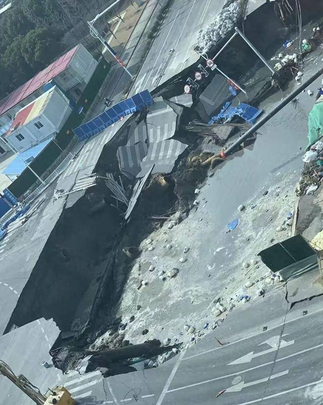 皇冠信用网登1_上海一地路面发生塌陷皇冠信用网登1,曾因在建地铁项目局部渗漏紧急抢险