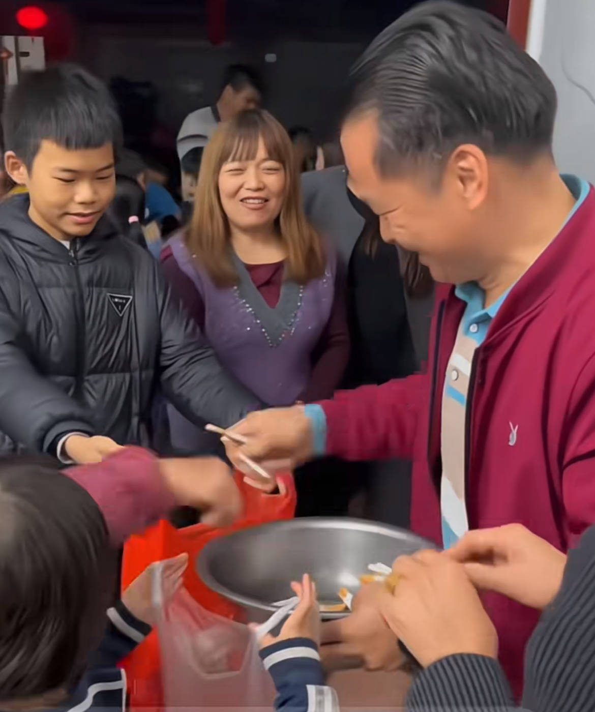 皇冠信用网会员申请网址 _“叔公发烟皇冠信用网会员申请网址 ，千子万孙！”广东小朋友蜂拥上门闹元宵年味爆棚，拍摄者：庆祝新婚的习俗