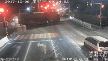 皇冠信用盘最新地址 _北京街头一轿车90km/h抢黄灯皇冠信用盘最新地址 ，撞飞闯红灯的电动自行车，致一人死亡！检察机关提起公诉