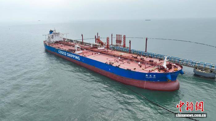 正版皇冠信用网代理_载运25.4万吨中东原油的油轮靠泊广西钦州港