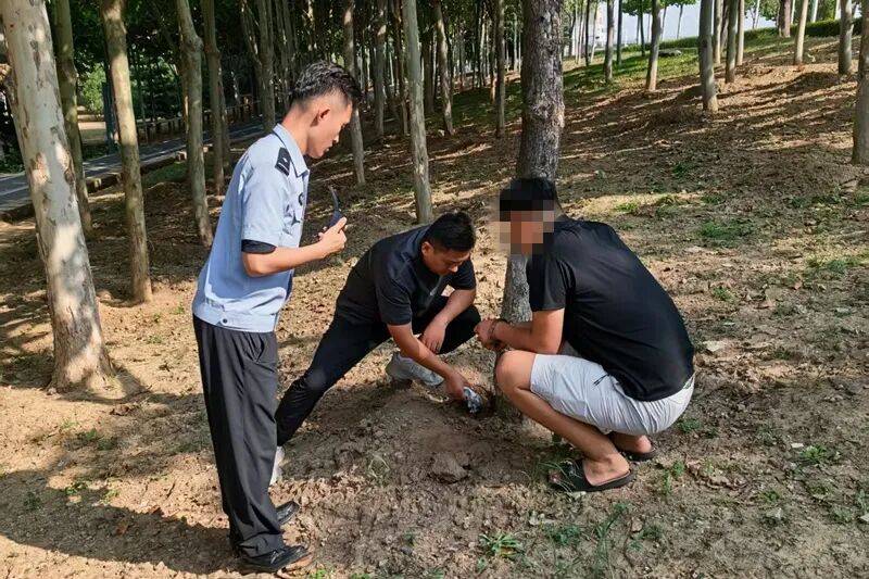 世界杯皇冠平台_男子留宿4个同事忍不住炫耀2万元世界杯皇冠平台,深夜发现钱不见了!警方查明