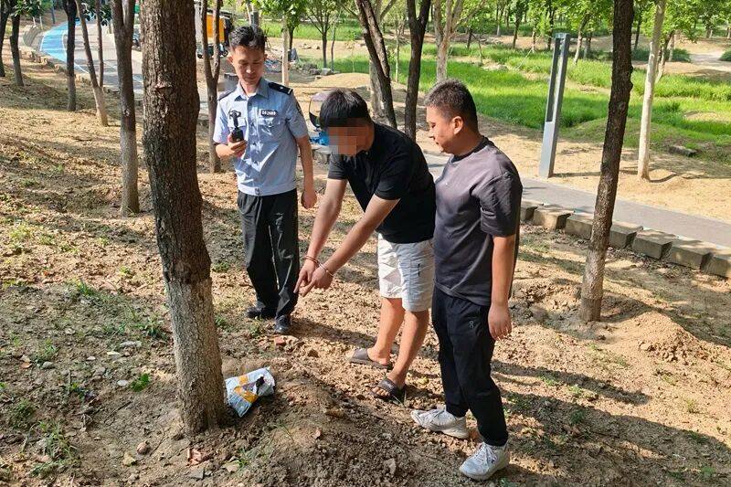 世界杯皇冠平台_男子留宿4个同事忍不住炫耀2万元世界杯皇冠平台,深夜发现钱不见了!警方查明