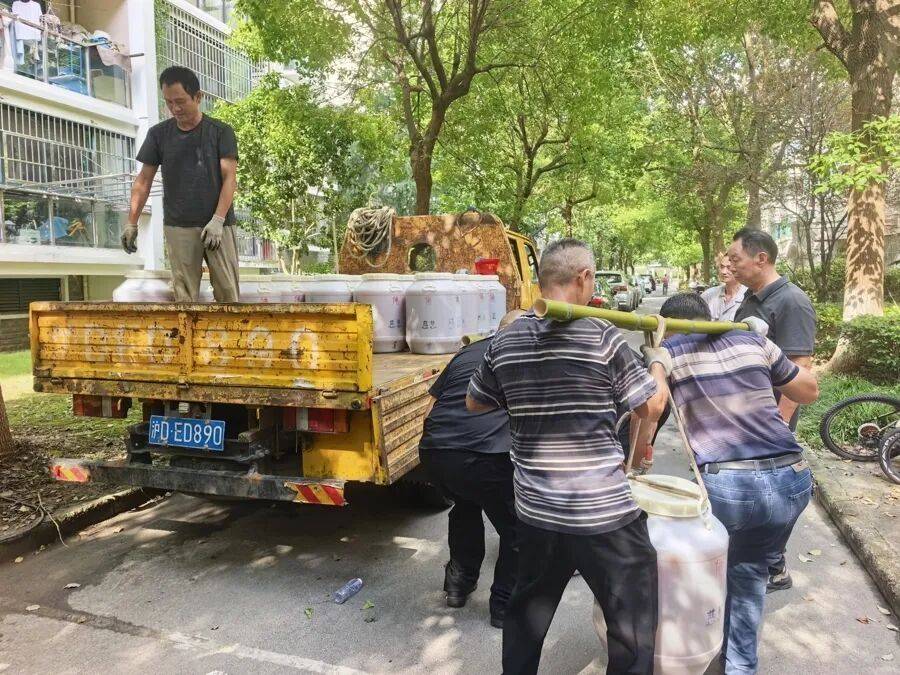 皇冠足球平台代理申请_上海一女子沉迷自制酵素12年皇冠足球平台代理申请，75公斤一桶堆满屋，邻居慌了：楼板扛得住吗？