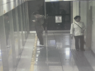 盘口足球平台 _“不对劲！”成都地铁一卫生间一直紧闭盘口足球平台 ，保洁员三次敲门，第三次门内回应微弱，众人上演生命接力
